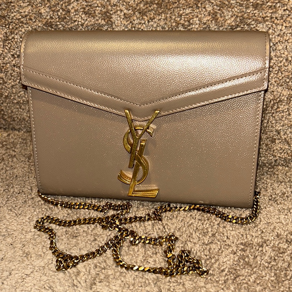 CASSANDRA CHAIN WALLET IN GRAIN DE POUDRE EMBOSSED LEATHER